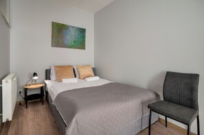 Tabla de planchar con plancha, wifi gratis y ropa de cama 