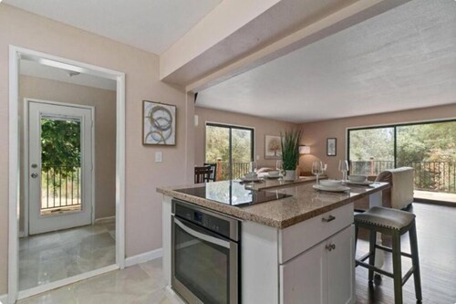 Charming 2-bedroom apartment with AC in Auburn