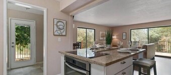 Charming 2-bedroom apartment with AC in Auburn