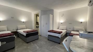 Kamer, roken | Een bureau, gratis wifi