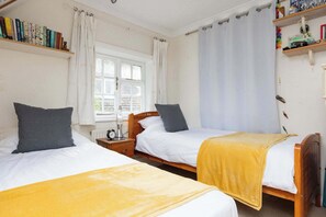 3 habitaciones, tabla de planchar con plancha, cuna de viaje y wifi 