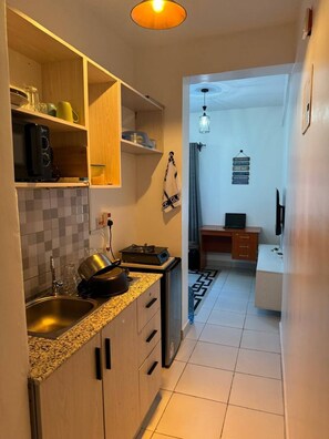 Private kitchen - Our home offers the perfect blend of accessibility and tranquility. (Mombasa)