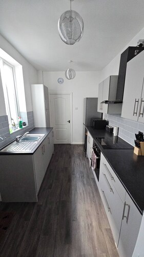 Charming 3-bedroom Home in Doncaster, Perfect for Family, Friends & Contractors