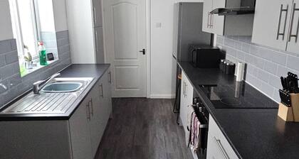 Charming 3-bedroom Home in Doncaster, Perfect for Family, Friends & Contractors