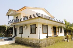 Exterior - Gorgeous 3-bedroom hotel suites near Green Beauty Farm in Noida Sector 135 (Noida Sector 135 Nr Green Bueaty Farm)