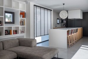 Interior - ARCHITECT-DESIGNED HOUSE ("ARTS ET DÉCORATION"), BEACHES, FOREST, GOLF COURSES NEARBY. (Anglet)