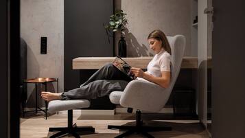 Appartamento Superior, aria condizionata | Area soggiorno | TV a schermo piatto