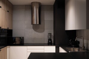 Apartamento superior, ar-condicionado | Cozinha americana privada | Geladeira, fogão, lava-louças, cafeteira/chaleira