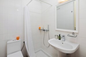 Haartrockner, Handtücher, Seife, Toilettenpapier