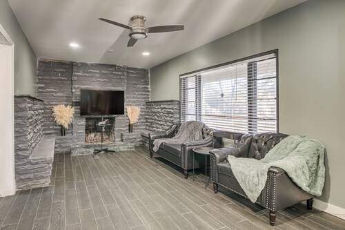 1 Mi to Graceland: Quiet Home w/ Private Yard