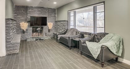 1 Mi to Graceland: Quiet Home w/ Private Yard