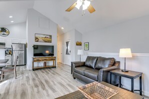 Interior - Updated Gem w/ Hot Tub in Arts & Crafts Community! (Gatlinburg)