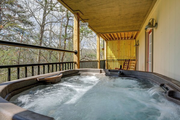 Apartment (3 Bedrooms) | Front of property - Chic Townhome + Hot Tub & Bonus Room & 3 Balconies (Gatlinburg)
