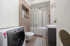 Shower, hair dryer, towels, shampoo - Spacious Apartment | 3 Bedrooms, Parking, Air Conditioning (Warszawa)