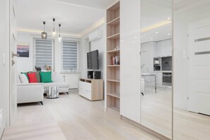 TV, offices - Spacious Apartment | 3 Bedrooms, Parking, Air Conditioning (Warszawa)