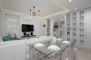 Dining - Spacious Apartment | 3 Bedrooms, Parking, Air Conditioning (Warszawa)