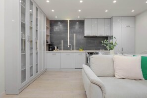 Interior - Spacious Apartment | 3 Bedrooms, Parking, Air Conditioning (Warszawa)