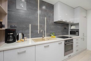 Kühlschrank, Mikrowelle, Ofen, Herdplatte