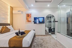 Desk, laptop workspace, blackout curtains, soundproofing - D5 Future Hotel and Apartment  (Benin City)