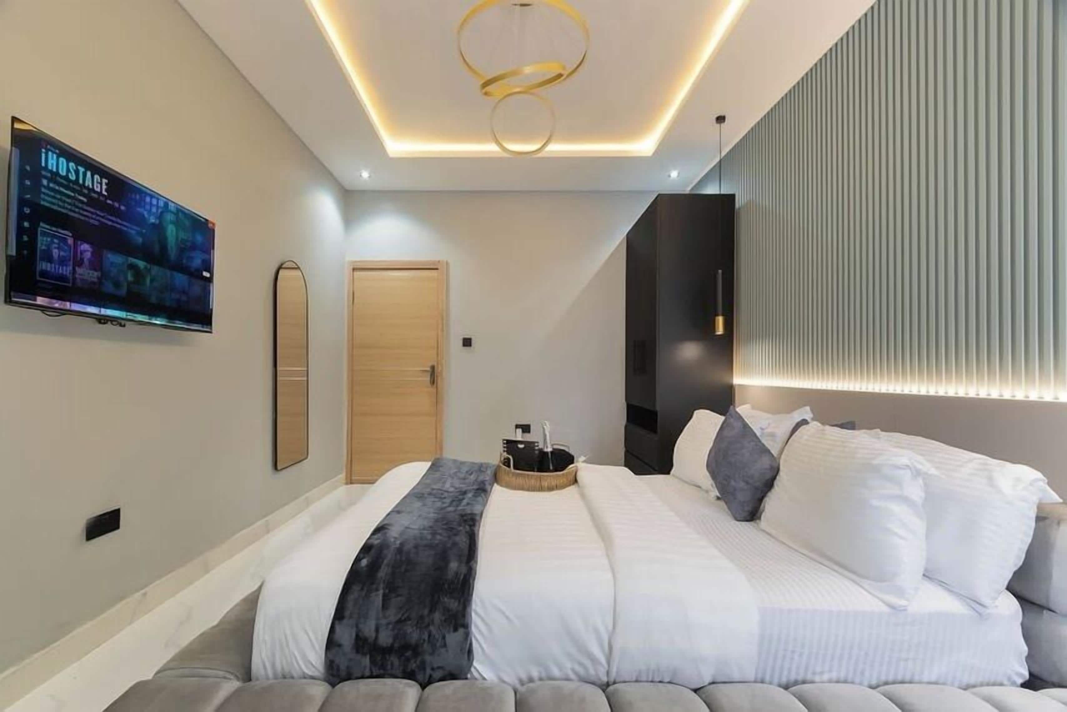 Escritorio, espacio para trabajar con laptop y cortinas blackout 