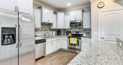 3 Mi to Pier Village: Dog-friendly St Simons Home!