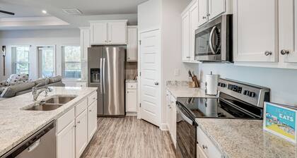 Stroll to Shore: Airy Home w/ Lanai in Port St Joe