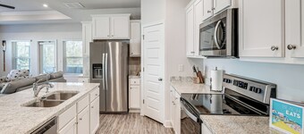 Stroll to Shore: Airy Home w/ Lanai in Port St Joe