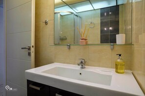 Shower, hair dryer, towels, soap - Thyme Out - Modern Apartment in Egaleo/Athens (Egaleo)