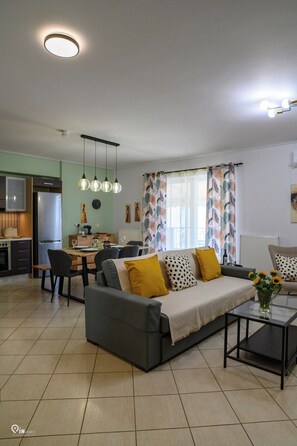 Smart TV - Thyme Out - Modern Apartment in Egaleo/Athens (Egaleo)