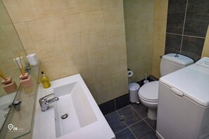 Douche, sèche-cheveux, serviettes fournies, savon