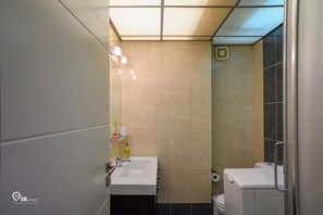 Douche, sèche-cheveux, serviettes fournies, savon