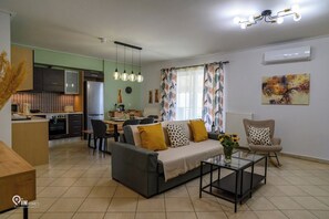 Smart TV - Thyme Out - Modern Apartment in Egaleo/Athens (Egaleo)
