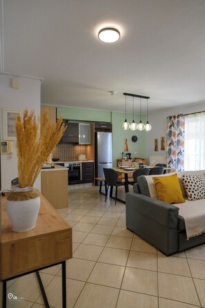 Smart TV - Thyme Out - Modern Apartment in Egaleo/Athens (Egaleo)