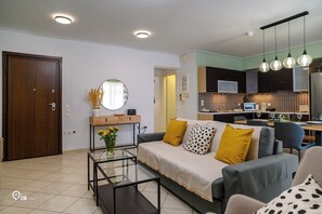 Smart TV - Thyme Out - Modern Apartment in Egaleo/Athens (Egaleo)