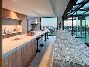 Private kitchen - Villa Karma with swimming pool and magnificent sea views (Bandol)