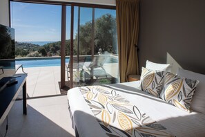Iron/ironing board, WiFi, bed sheets - Villa Karma with swimming pool and magnificent sea views (Bandol)