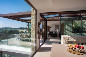 Outdoor dining - Villa Karma with swimming pool and magnificent sea views (Bandol)