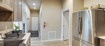 Large Patio & Grill! Group Stay in Midland