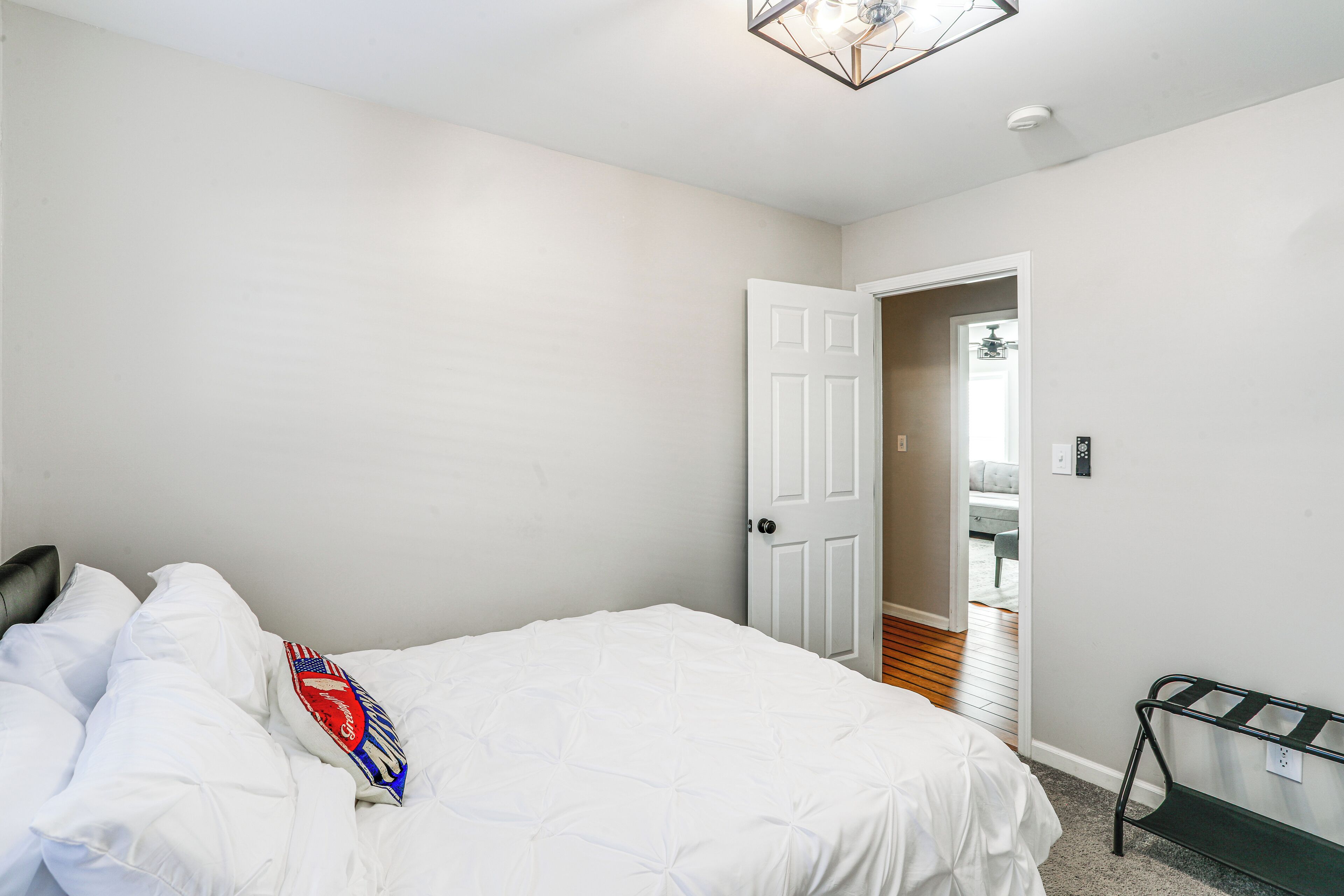 Une chambre à coucher avec un lit, une porte et un banc.
