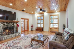 House (5 Bedrooms) | Interior