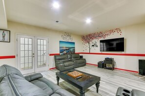 Interior - Clarksburg Getaway Near DC + Baltimore Sights! (Clarksburg)