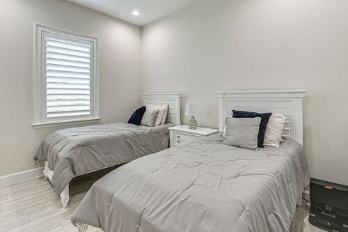 3 Mi to Naples Beach! Couple's Resort Getaway