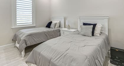 3 Mi to Naples Beach! Couple's Resort Getaway