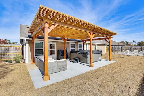 Hot Tub & Fire Pit: Home Near Downtown Texarkana