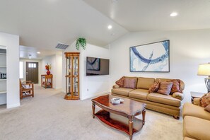 House (3 Bedrooms) | Interior - Private Suburban Hideaway 10 Mi to Dtwn Nampa! (Caldwell)