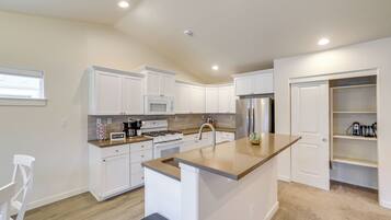 House (3 Bedrooms) | Interior