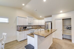 House (3 Bedrooms) | Interior - Private Suburban Hideaway 10 Mi to Dtwn Nampa! (Caldwell)