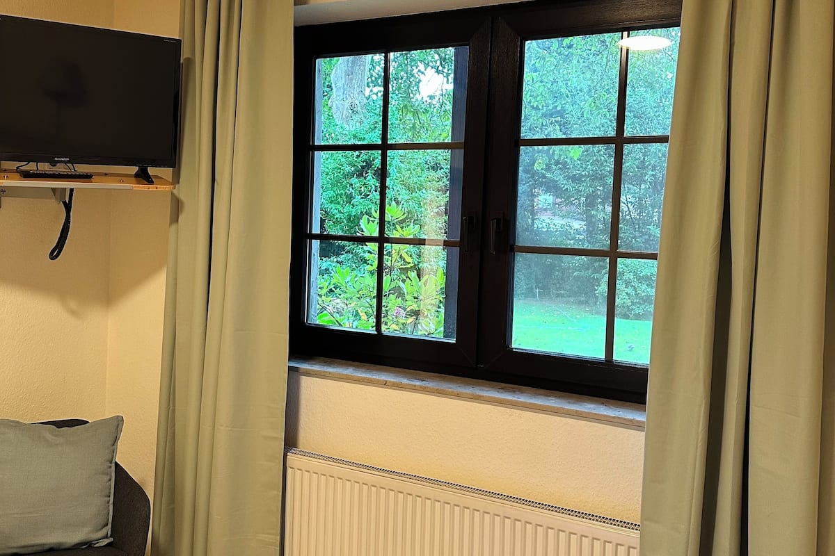 Quarto duplo econômico, vista para o jardim | Escrivaninha, Wi-Fi de cortesia, roupa de cama