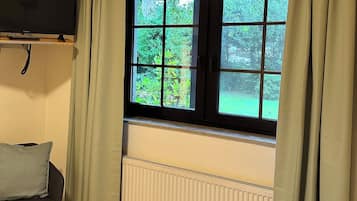 Economy-Zweibettzimmer, Gartenblick | Schreibtisch, kostenloses WLAN, Bettwäsche