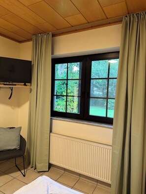 Economy Twin Room, Garden View | Desk, free WiFi, bed sheets - Gästehaus Tönisvorst (Tönisvorst)